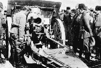 Официальная военная делегация союзнической Османской империи осматривает новую модификацию артиллерийского орудия – 15-см тяжелую полевую гаубицу М14/16
