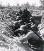 Штурмовой взвод пехотного полка изготовился к атаке. Штурмовые подразделения в 1917 году первыми получали стальные шлемы