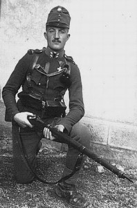 Капрал пехоты, награжденный «Памятным Крестом 1912–1913 гг.», «Аксельбантом снайпера пехоты» и нагрудным знаком «Отличный дальномерщик»