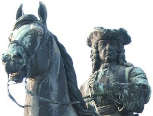 Памятник фельдмаршалу Людвигу Анлреасу графу Кевенхюллер фон Айхельбург ауф Франкенбург - главнокомандующий войсками против Баварии в период Войны за австрийское наследство.