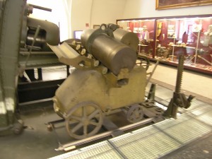 Процесс раздельного заряжания 15-см тяжелой гаубицы М15 в экспозиции Венского военного музея
