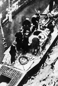 Австро-венгерские моряки достают тело Шалли