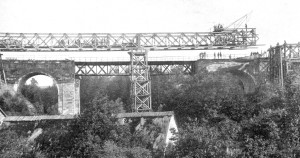 Военные железнодорожники строят железный мост (1910)