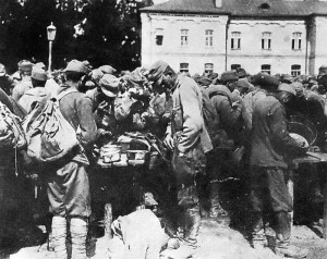Австро-угоські військовополонені отримують їжу