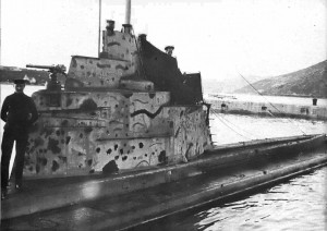 U-4 в примитивном камуфляже. На рубке установлены 37-мм орудие и брезентовый обвес для защиты от ветра и волн.