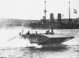 Versuchsgleitboot во время испытаний (на заднем плане линкор типа «Radetzky»)