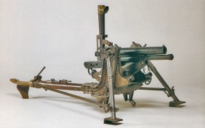 3,7-см пехотное орудие образца 1915 г. Благодаря конструкции крепления ствола к ложу-люльке, ствол можно было разместить как вперед, так и назад — это было сделано для того, чтобы облегчить размещение треноги в узком окопе. Хорошо видно перископический прицел.