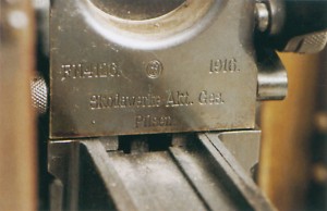 Тыльная часть затвора 3,7-см пехотного орудия образца 1915 г. с указанием серийного номера, года выпуска и названием завода-изготовителя.