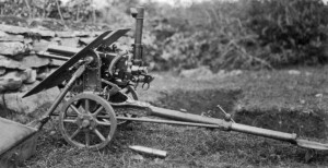 3,7-см пехотное орудие образца 1915 г. на колесном станке. Колеса прикреплялись к треноге, чтобы облегчить транспортировку орудия в собачей упряжке.