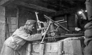 3,7-см пехотное орудие образца 1915 г. на позиции. Хорошо видно, что приспособления для наведения, располагавшиеся на станине-люльке, были двойными, чтобы обеспечить прицеливание в случае, если ствольная система крепилась наоборот.