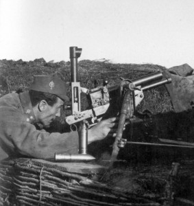 Капрал расчета 3,7-см пехотного орудия образца 1915 г. на передовой позиции. Хорошо «видны знаки специальности» на кепи и петлицах на воротнике и их главное отличие — размер.