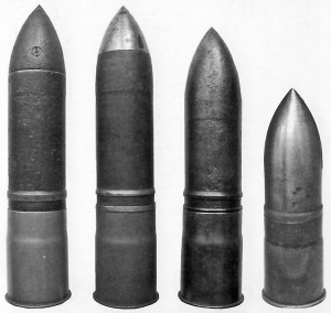 Боеприпасы к 3,7-см пехотному орудию образца 1915 г. (слева на право): фугас М.1915, фугас М.1916, мино-фугас М.1925 и мино-фугас М.1916.