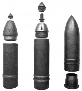 Снаряды к 3,7-см пехотному орудию образца 1915 г. (слева на право): фугас М.1915, фугас М.1916 и мино-фугас М.1915.