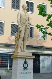 Памятник императору Иосифу II, на котором в правой руке он держит «Указ о веротерпимости» (площадь Императора Иосифа, Филлах (Каринтия, Австрия))