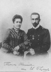 Лейтенант Евгений Беренс с матерью после возвращения с русско-японской войны