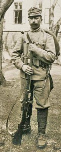 Пехотинец, вооруженный устаревшей моделью винтовки системы Манлихера образца 1888 г., и экипированный эрцац-патронташами из листового железа