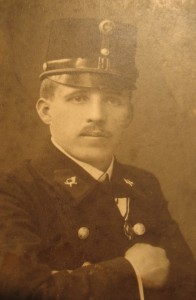 Служащий почтового ведомства с «Юбилейным крестом для военнослужащих» 1908 г.