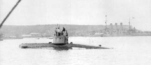 SMU-11 в Каттаро, на заднем плане броненосный крейсер «Sankt Georg»