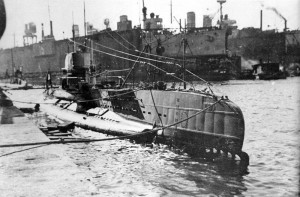 SMU-27 в Поле 8.02.1917, в плавдоке позади лодки — лёгкий крейсер «Admiral Spaun»