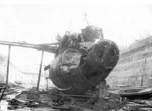 SMU-12, поднятая итальянцами. Видно что взрыв произошёл над торпедным отсеком