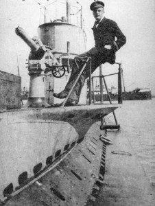 Фрегаттенлейтенант Риксовари фон Рисковар, позирует на борту SMU-30