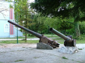 Гармати 150 мм L/40 з "Франца Йосифа" встановлені біля ратуші міста Цетінє (Чорногорія)й