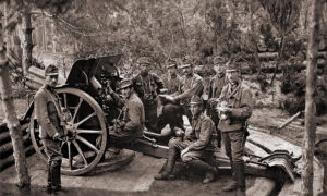 Расчет австрийской 10-см гаубицы на позиции, 1917 год