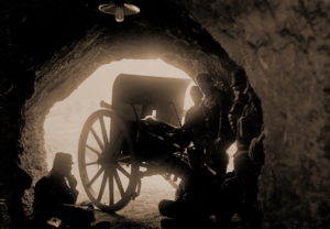 Словенские артиллеристы на позиции, оборудованной в карстовой каверне. Под потолком висит электролампа