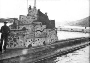 Рубка австро-венгерской подводной лодки SMU-4 в примитивном камуфляже. На рубке установлено 37-мм орудие, а также брезентовый обвес для защиты от ветра и волн. После войны эта подлодка была передана Франции в счёт репараций и пошла на слом в 1920 году