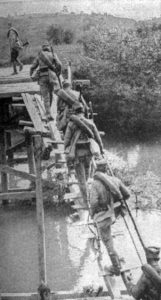 Сербские солдаты форсируют реку Колубару по импровизированному мосту в 1914 году
