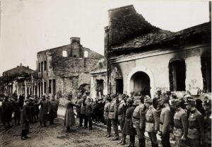 Император Карл осматривает руины Калуша (Галиция, 29 июля 1917 г.)