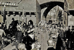 Император и король Карл в сопровождении свиты и кандидата в короли Польши (справа от Карла в военно-морской форме адмирала) эрцгерцога Карла-Стефана (Краков, 5 мая1917 г.)