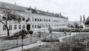 Будівля Нижчої військової реальної школи в Штрассі. Фото десь у 1900 році