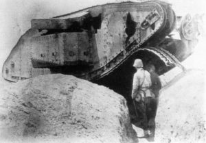 Британский танк, подбитый огнем гаубичной артиллерии во время Второй битвы при Газе