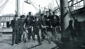 На верхній палубі учбового блокшива "Кустоца". Морські кадети перед велосипедною прогулянкою. Можливо, хтось із них Орест Цопа. 1906 р.