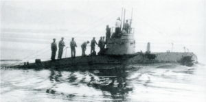 "U16" у Которській затоці. Добре видно невеликі розміри субмарини. 1915 р.