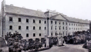 Фасад будівлі Штіфтсказарм по вулиці Сапертракт, де в 1869–1898 роках були розташовані навчальні зали піхотної школи кадетів