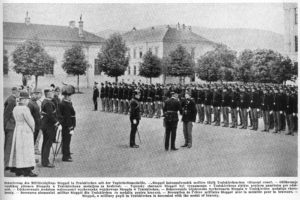 Нагородження «Медаллю за хоробрість» учня артилерійської школи кадетів у Трайскірхен-Стопла (збірник фотографій «Unsere Krieger», 1918 рік)