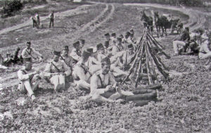 Слухачі Академії Людовики в літньому однострої після польових занять, біля 1910 року