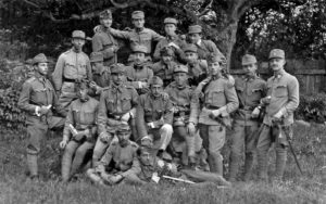 Однорічні добровольці «угорського» піхотного полку після 1915 року. Звертає на себе увагу розміщення галунів над обшлагами, що повторює форму обшлагів парадних кітелів