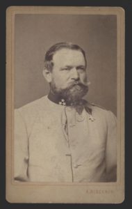 Ротмістр драгунів з охайною бородою, що не затуляє знаки розрізнення (1880 рік)
