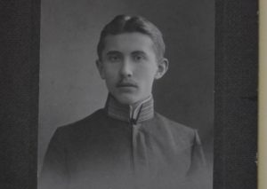 Євген Коновалець. Фото травень 1909 р., на згадку про завершення гімназії у Львові.