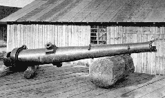 Поврежденный разорвавшимся снарядом ствол 12-см осадной пушки М80