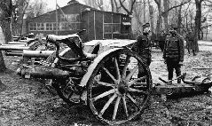 Артиллерийский парк, январь 1917 года. На переднем плане 10-см полевая гаубица М14, поврежденная разорвавшимся в стволе снарядом. Дальше за ней 10-см полевая гаубица М99 и 8-см полевые пушки М5/8