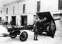 Итальянские офицеры осматривают 15-см тяжелую пушку М15/16, подготовленную для транспортирования при помощи артиллерийского тягача