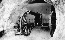 9-см крепостная пушка М75/96 на лафете полевой артиллерии, установленная на позиции в пещере