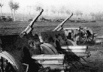На переднем плане две 10-см полевые гаубицы М14. На заднем – три зенитных пушки, которые являются компиляцией ствола 8-см полевой пушки и лафета 10-см горной гаубицы М8/10