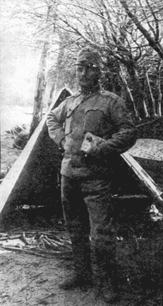 Капрал инженерного подразделения гонведа в полевой форме мирного  времени и трофейных русских сапогах. 1915 г.