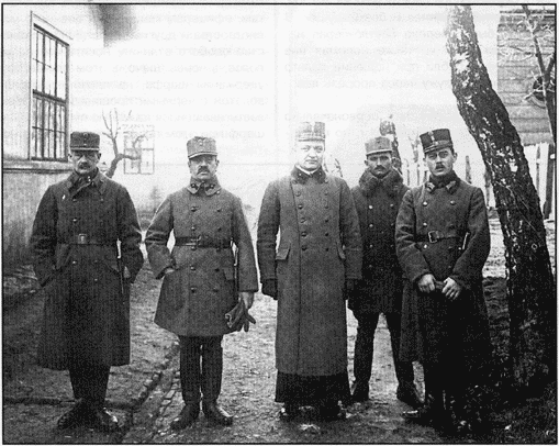 Группа офицеров с военным священником. Окрестности Львова, 1915 г.