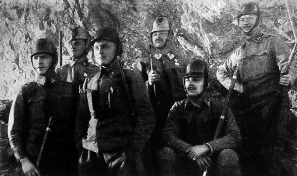 До введения в императорской и королевской армии стальных шлемов, многие австро-венгерские солдаты на итальянском фронте получили драгуснкие шлемы с накладками